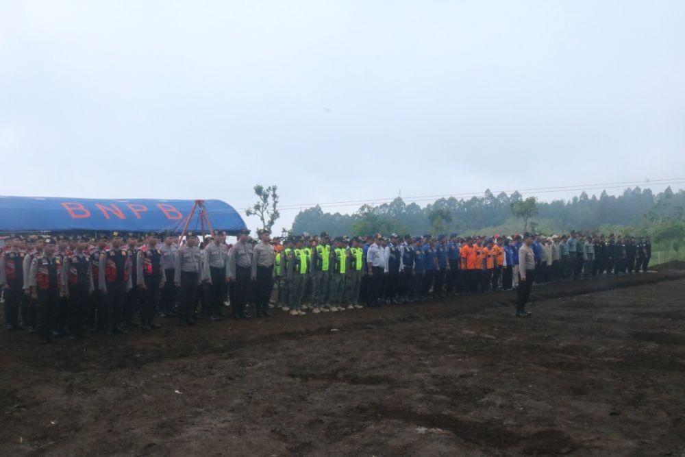 Petugas lintas instansi melakukan apel persiapan tanggap bencana. IDN Times/ Alfi Ramadana