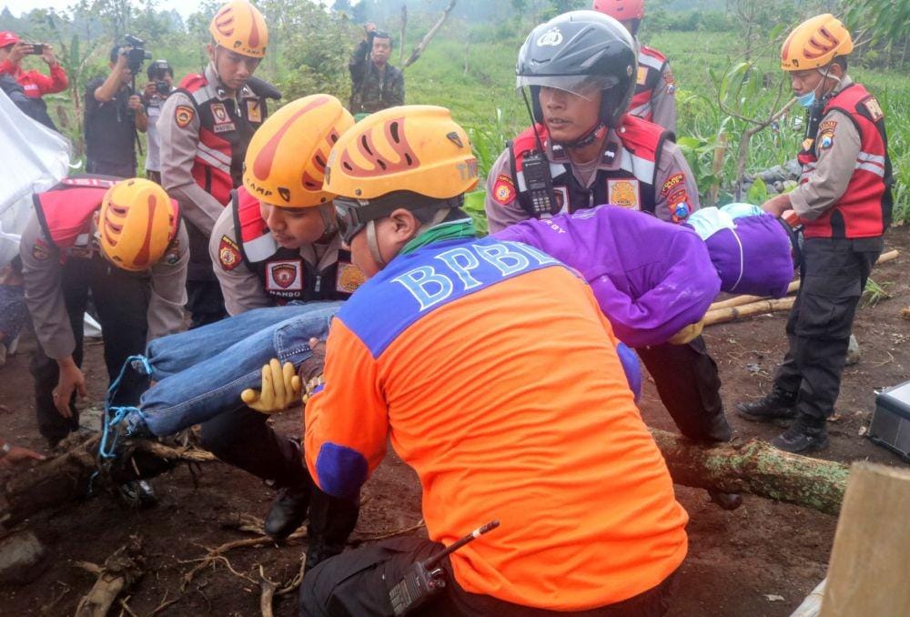 Tim gabungan melakukan simulasi evakuasi jika terjadi bencana alam. IDN Times/ Alfi Ramadana
