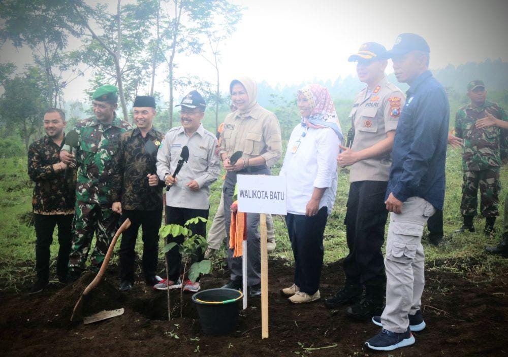 Forkopimda Kota Malang melakukan tanam pohon untuk pencegahan terjadinya bencana alam. IDN Times/ Alfi Ramadana