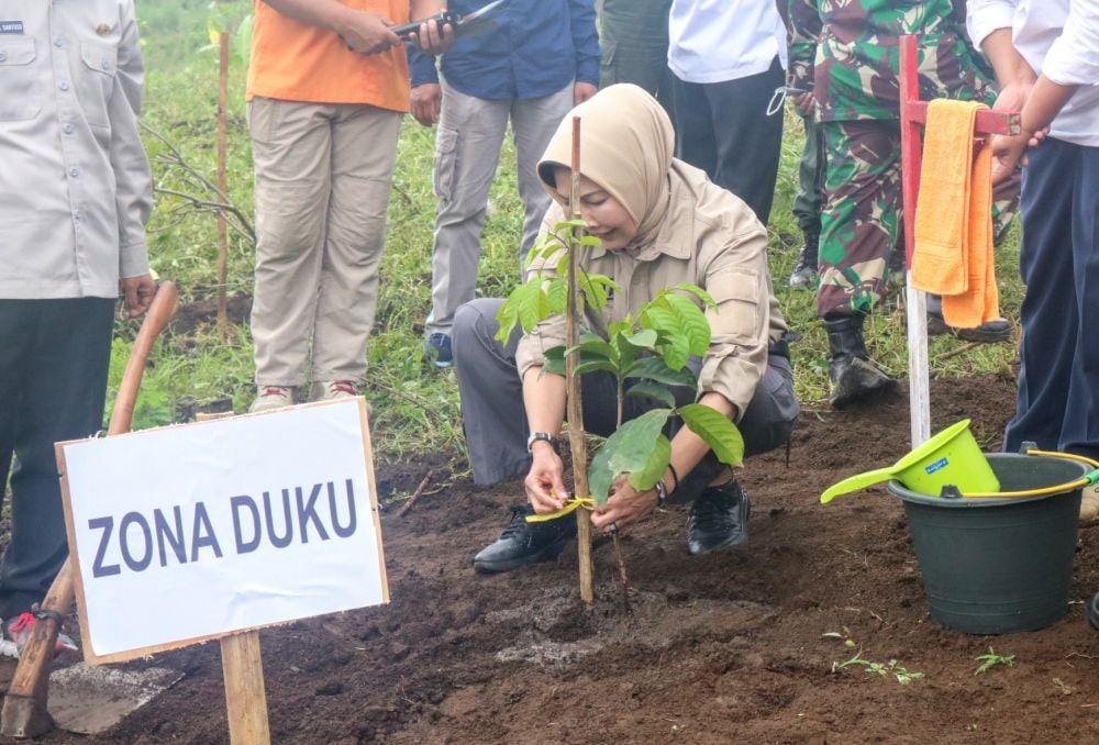 Walikota Batu, Dewanti Rumpoko saat melakukan tanam pohon, Rabu (8/1/2020). IDN Times/ Alfi Ramadana