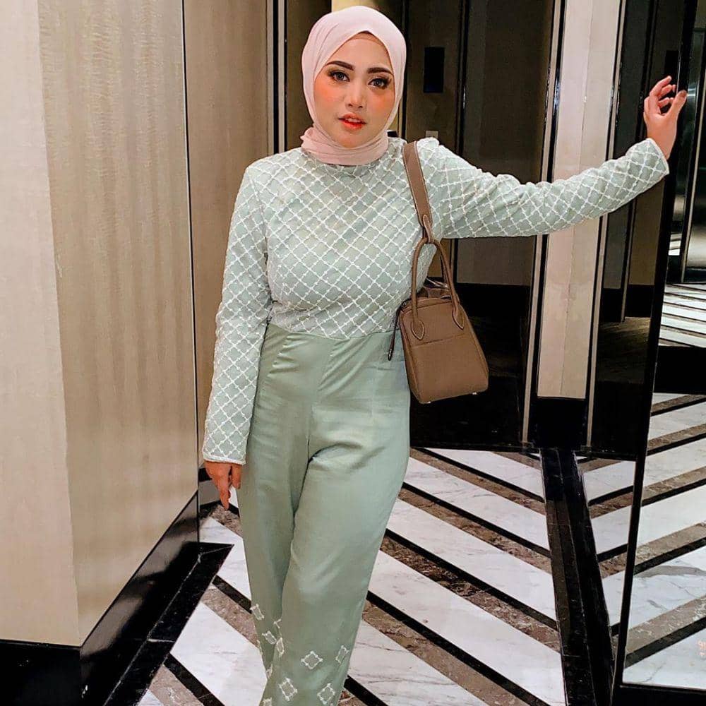 instagram.com/rachelvennya