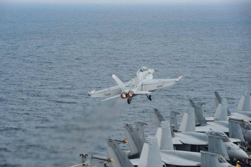 Jet tempur EA-18G Growler lepas landas dari dek penerbangan kapal induk Angkatan Laut Amerika Serikat USS Harry S. Truman di Laut Arab, pada 5 Januari 2020. Foto diambil tanggal 5 Januari 2020. ANTARA FOTO/U.S. Navy/Mass Communication Specialist Seaman Apprentice Isaac Esposito/Handout via REUTERS
