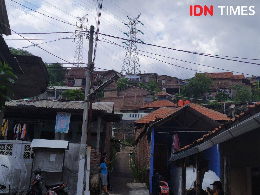 Suasana kampung Tandang di bawah tebing. IDN Times/Fariz Fardianto