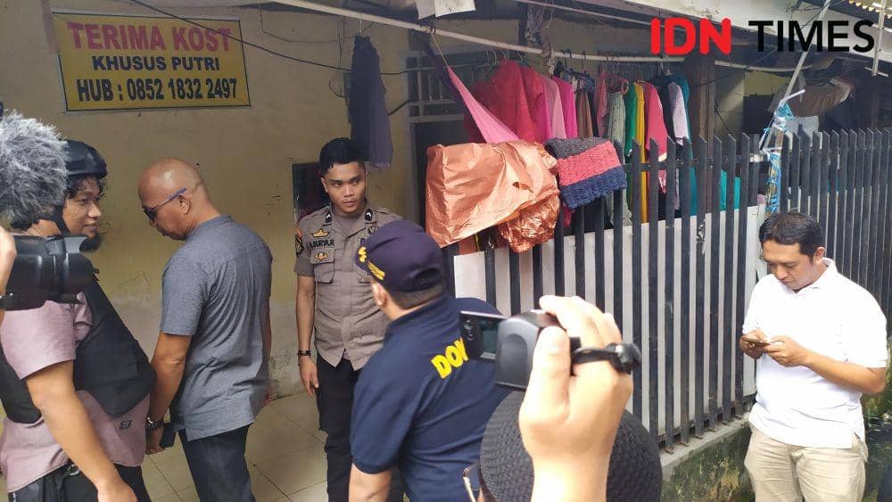 Dokpol RS Bhayangkara mengevakuasi janin yang ditemukan di Jalan Toddupuli IV, Setapak 13, Kelurahan Pandang, Kecamatan Panakkukang, Kota Makassar, Selasa (7/1) / Sahrul Ramadan