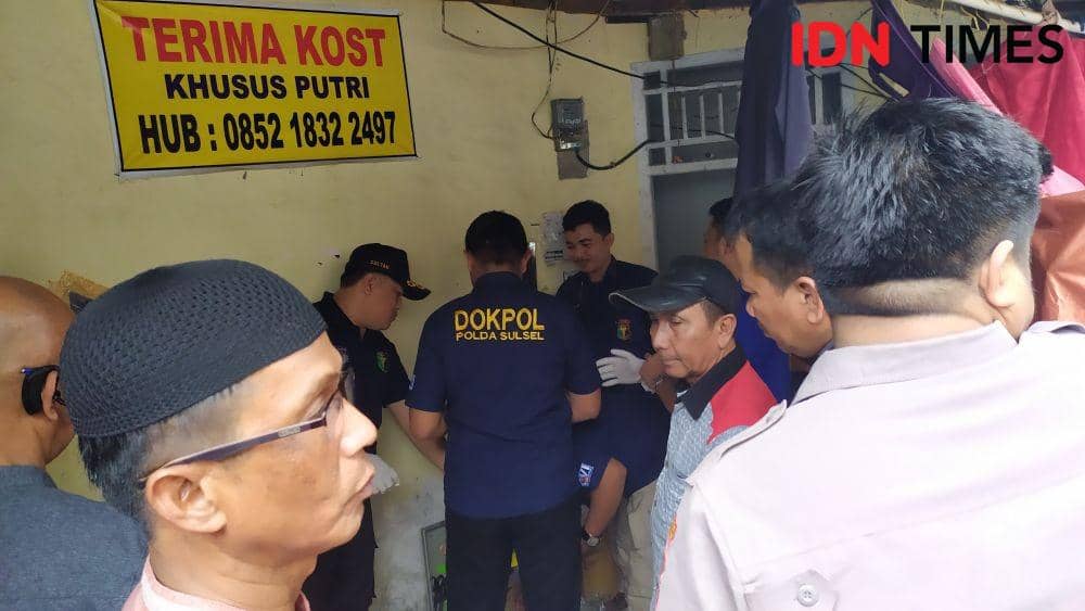 Dokpol RS Bhayangkara mengevakuasi janin yang ditemukan di Jalan Toddupuli IV, Setapak 13, Kelurahan Pandang, Kecamatan Panakkukang, Kota Makassar, Selasa (7/1) / Sahrul Ramadan