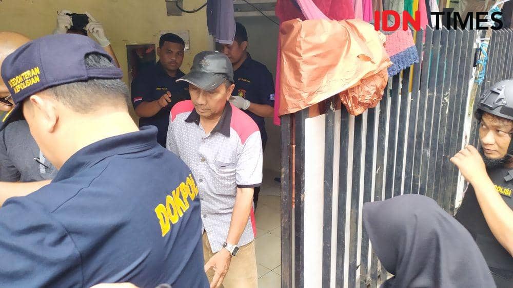 Dokpol RS Bhayangkara mengevakuasi janin yang ditemukan di Jalan Toddupuli IV, Setapak 13, Kelurahan Pandang, Kecamatan Panakkukang, Kota Makassar, Selasa (7/1) / Sahrul Ramadan