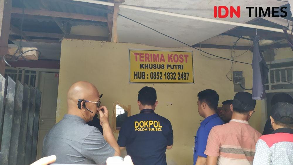 Dokpol RS Bhayangkara mengevakuasi janin yang ditemukan di Jalan Toddupuli IV, Setapak 13, Kelurahan Pandang, Kecamatan Panakkukang, Kota Makassar, Selasa (7/1) / Sahrul Ramadan