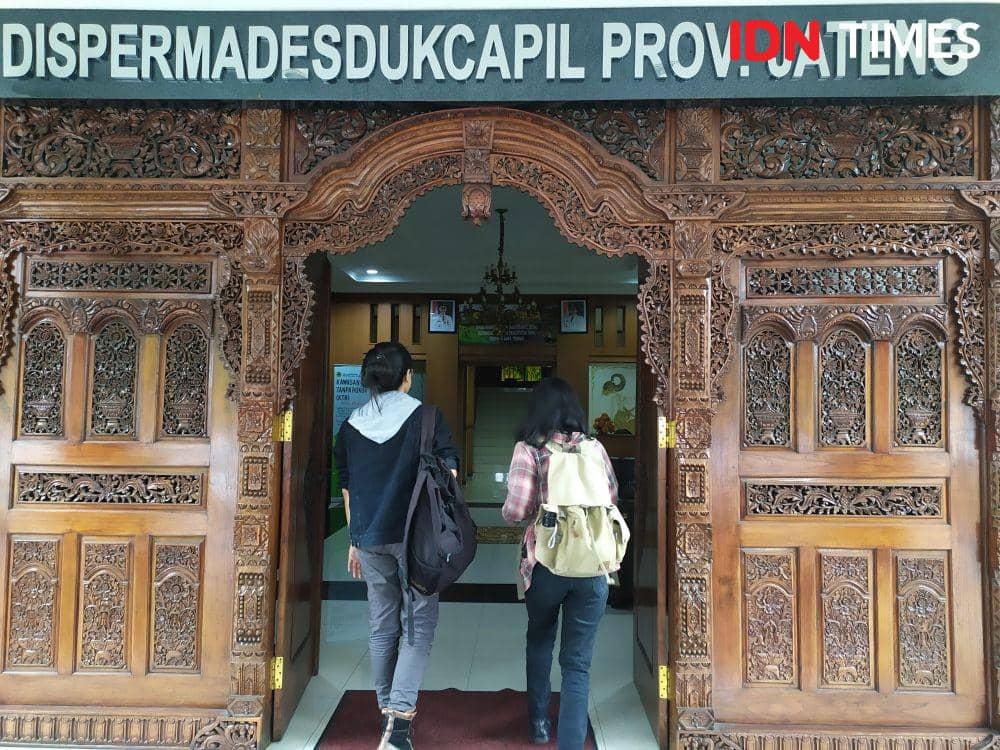 Dua wanita saat mengurus surat kependudukan di Kantor Dispermadescapil Jateng. IDN Times/Fariz Fardianto