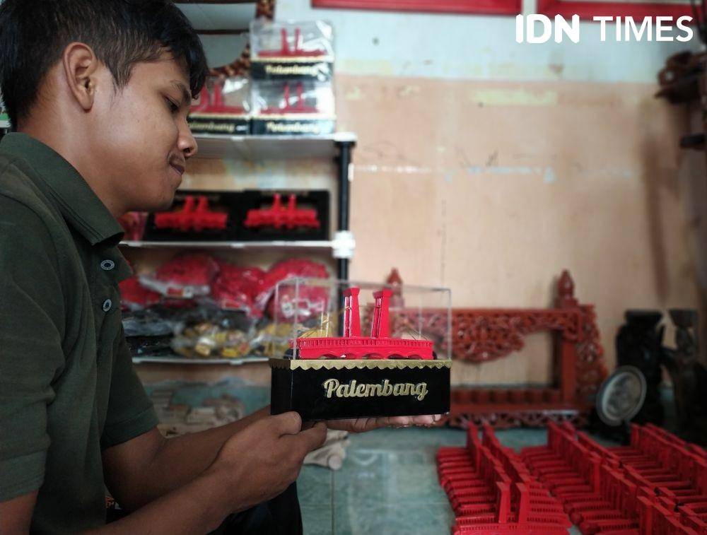 Ulinnuha Pengrajin kayu miniatur Jembatan Ampera Mellin Gallery Palembang (IDN Times/Feny Maulia Agustin)