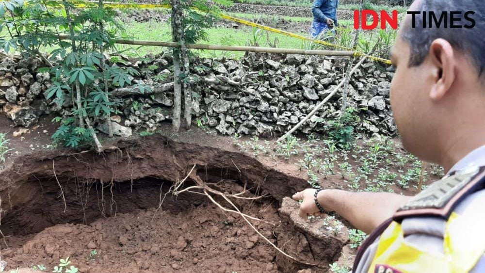 Sinkhole di Kabupaten Gunungkidul. IDN Times/Daruwaskita