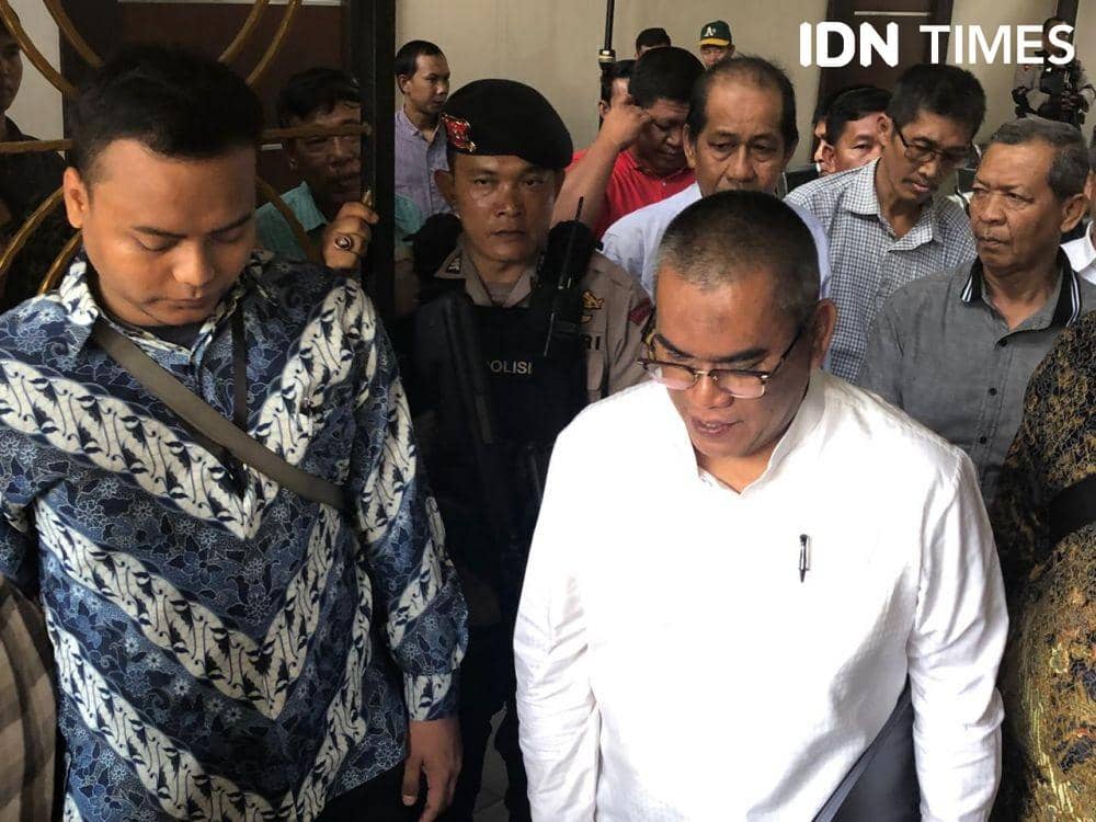 Yani tinggalkan ruang sidang usai pembacaan eksepsi (IDN Times/Rangga Erfizal)