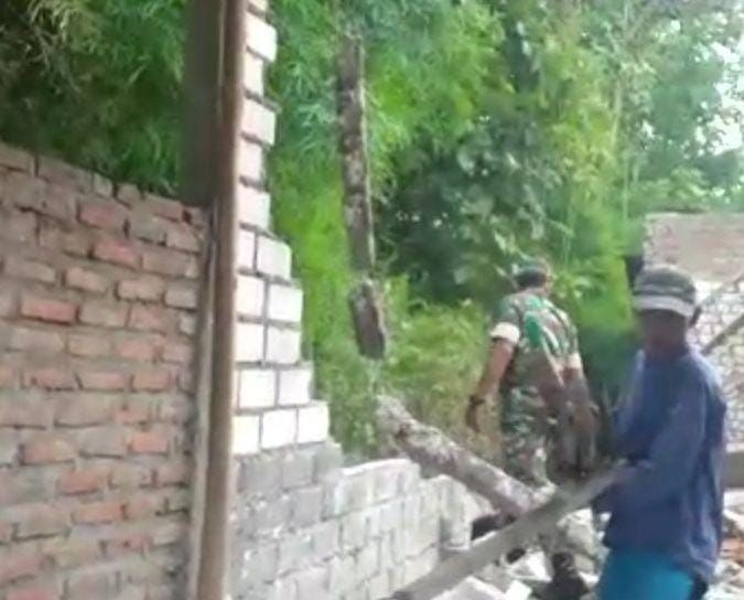 Warga bergotong royong merapikan bangunan rumah yang roboh. IDN Times/Istimewa