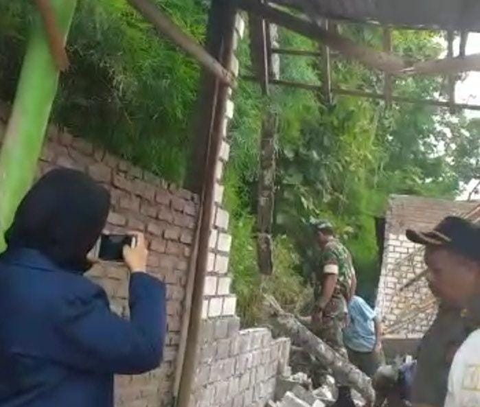 Kondisi rumah salah satu warga di Kecamatan Sambeng yang ambruk. IDN Times/Istimewa