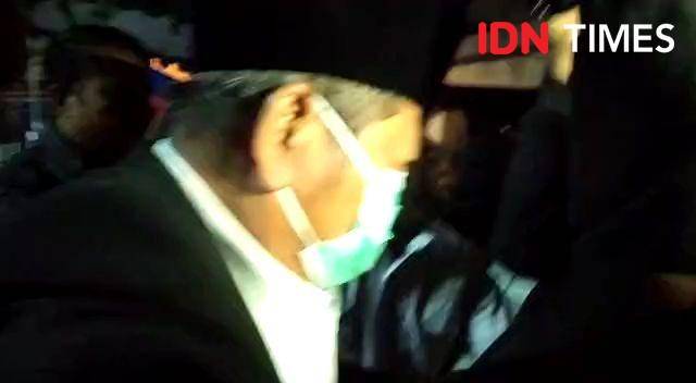 Bupati Sidoarjo, Saiful Ilah usai diperiksa di Mapolda Jatim terkait Operasi Tangkap Tangan KPK