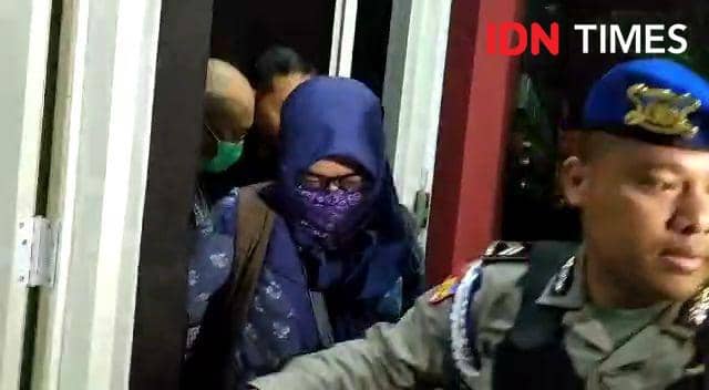 Seorang perempuan keluar bersama Bupati Sidoarjo usai diperiksa di Mapolda Jatim terkait Operasi Tangkap Tangan KPK. IDN Times/Ardiansyah Fajar