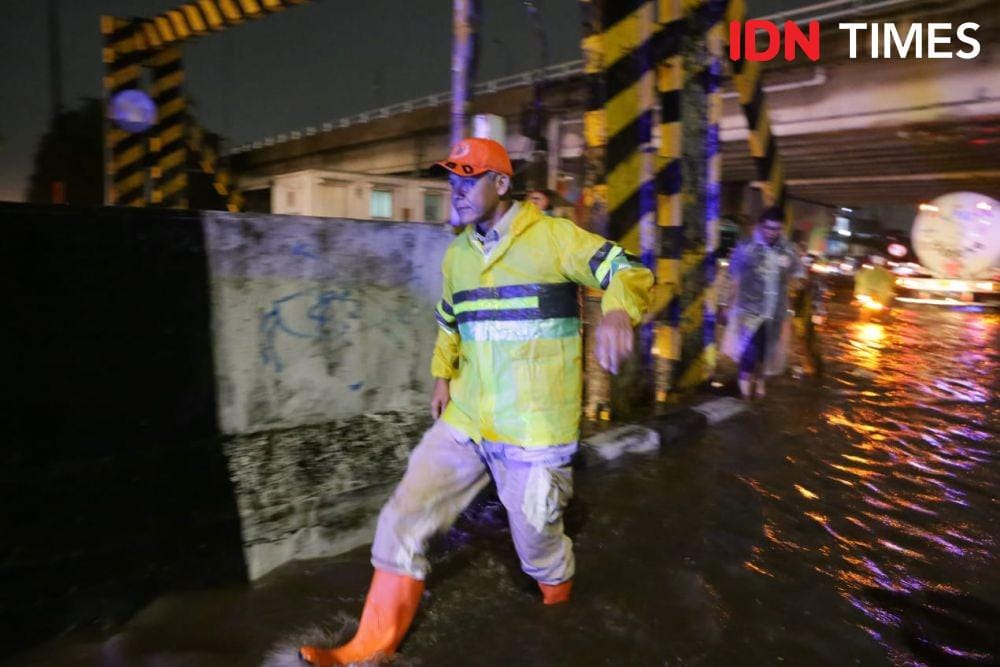 Ganjar saat cek banjir di Kaligawe Semarang. Dok humas Pemprov Jateng