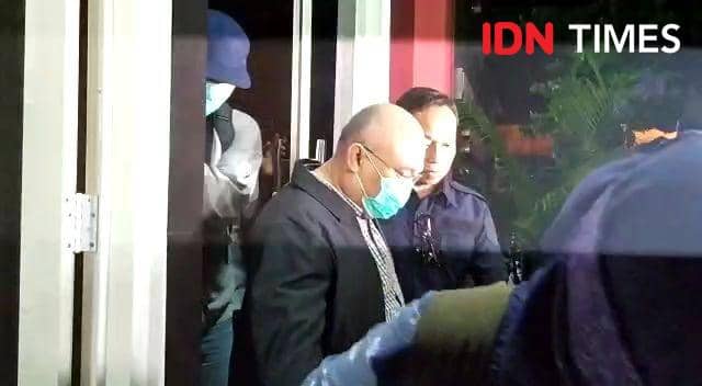 Seorang pria keluar bersama Bupati Sidoarjo usai diperiksa di Mapolda Jatim terkait Operasi Tangkap Tangan KPK. IDN Times/Ardiansyah Fajar