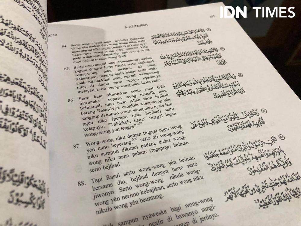 Isi dari Quran terjemahan bahasa Palembang (IDN Times/Rangga Erfizal)