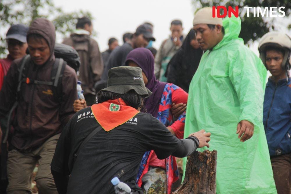 Sejumlah mahasiswa Mapala dari Kota Tangerang sudah mulai membantu korban di Desa Cileuksa. (IDN Times/Candra Irawan)