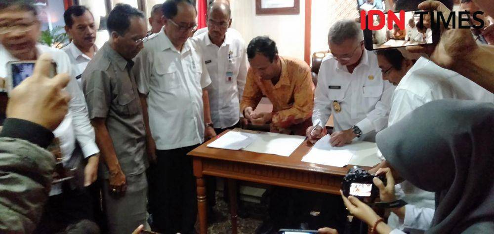 Bupati Bantul Suharsono dan Pendeta Sitorus tanda tangani kesepakatan penyelesaian sengketa di luar pengadilan. IDN Times/Daruwaskita