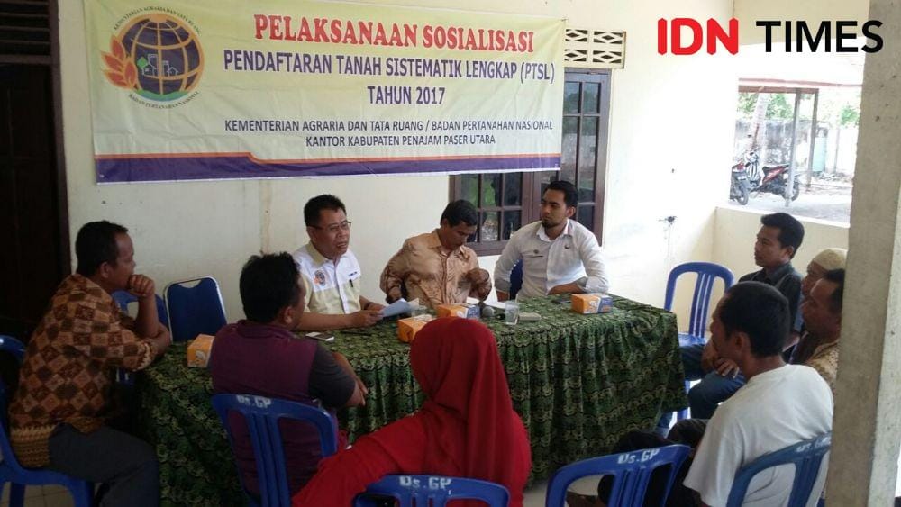 Pelaksanaan sosialisasi PTSL tahun 2017 silam kepada masyarakat desa Girimukti, Kecamatan Penajam (IDN Times/Humas Setkab PPU)