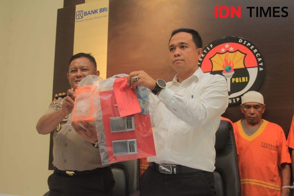 Jajaran Polda Kaltim memperlihatkan barang bukti narkoba hasil sitaan di warung sabu-sabu. (IDN Times/Surya Aditya)
