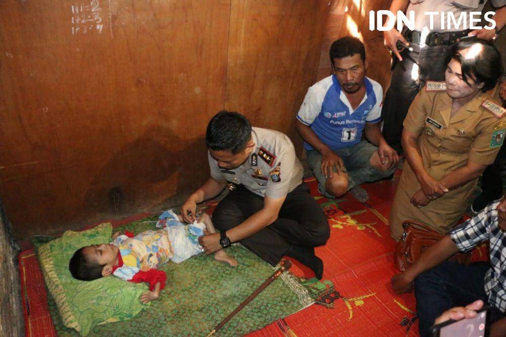 Kapolres Simalungun memberi bantuan untuk anak Adrus Purba (IDN Times/Gideon Aritonang)