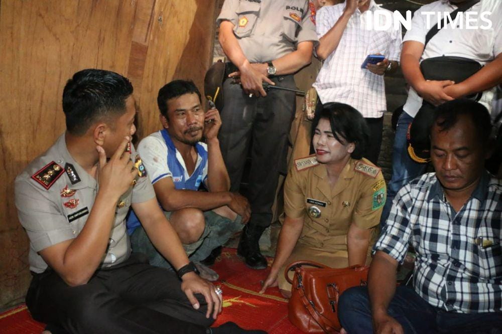 Adrus Purba menceritakan kondisi anaknya kepada Kapolres Simalungun (IDN Times/Gideon Aritonang)