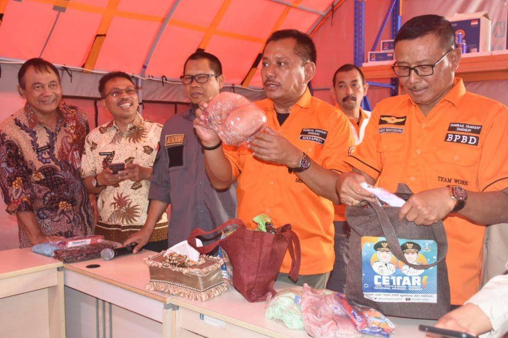Pemprov Jatim beri santunan ke korban pohon tumbang di Surabaya, Selasa (7/1). IDN Times/Dok. Humas Pemprov Jatim