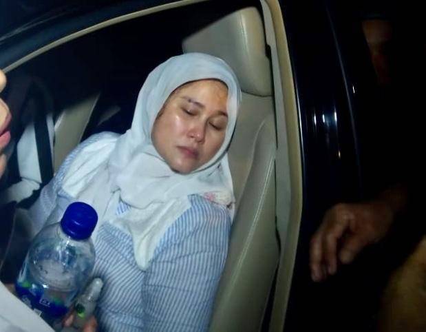 Istri Jamaluddin ZH terlihat pingsan saat melihat jenazah suaminya beberapa waktu lalu (Istimewa)