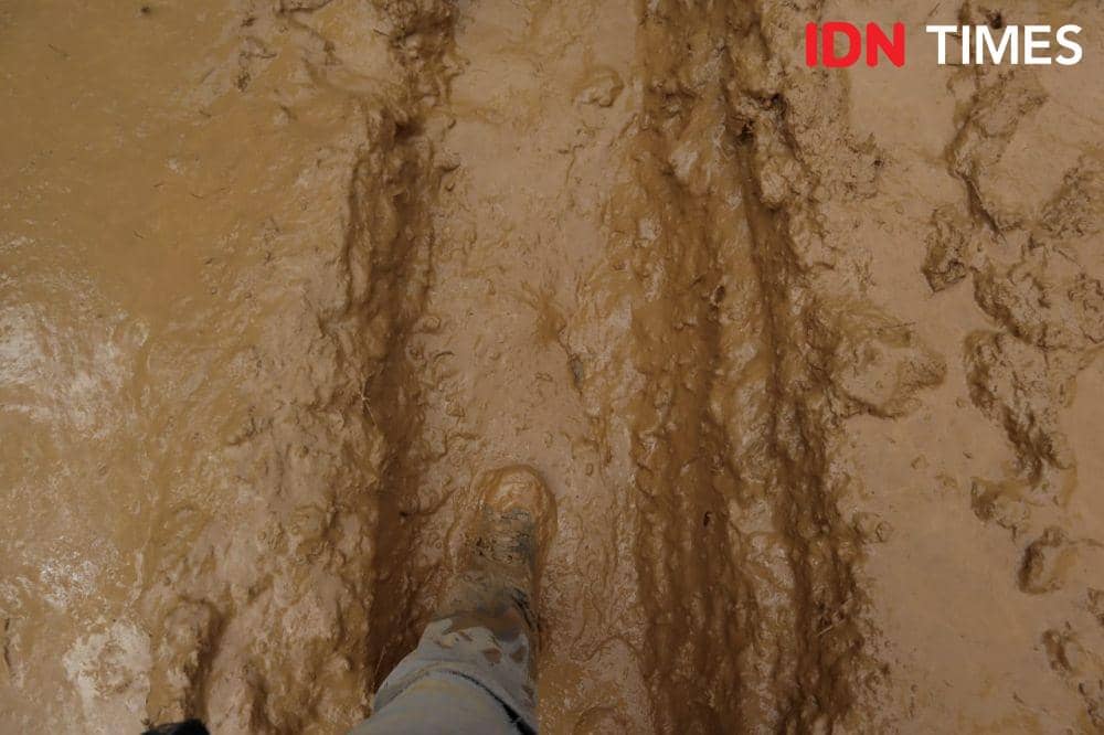 Kondisi jalan berbukit dan berlumpur menuju Desa Cileuksa. (IDN Times/Muhamad Iqbal)