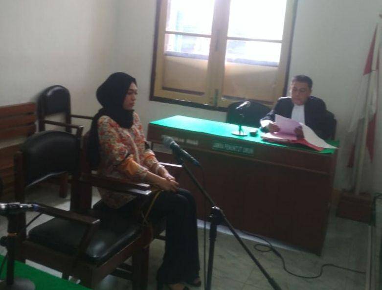 Febi Nur Amelia, perempuan yang terjerat ITE karena menagih utang lewat Instagram saat menjalani sidang di Pengadilan Negeri Medan, Selasa (7/1) (Istimewa)