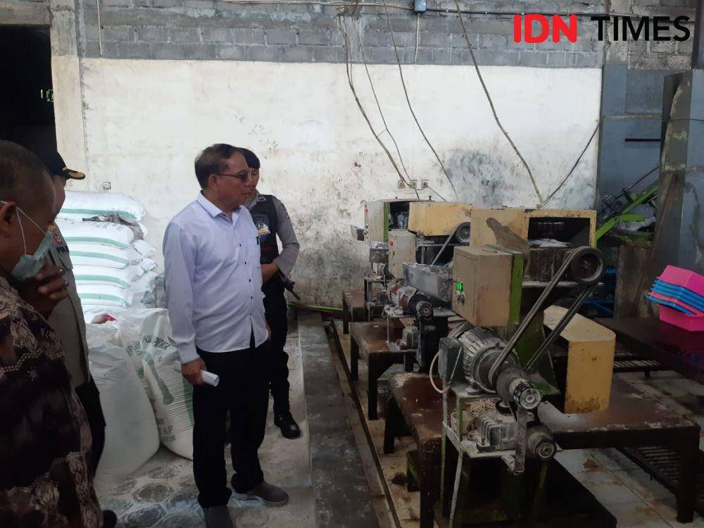 Dirreskrimum Polda Jatim Kombes Pol R. Pitra Andrias Ratulangie (kanan) saat meninjau rumah produksi camilan berbahan baku telur busuk di Lumajang, Selasa (7/1). IDN Times/Ardiansyah Fajar