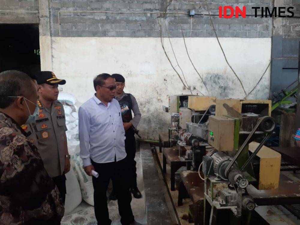 Dirreskrimum Polda Jatim Kombes Pol R. Pitra Andrias Ratulangie (kanan) saat meninjau rumah produksi camilan berbahan baku telur busuk di Lumajang, Selasa (7/1). IDN Times/Ardiansyah Fajar