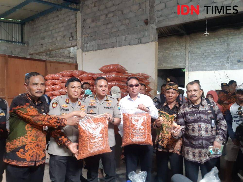 Polisi memperlihatkan camilan merek Garuda yang menggunakan bahan baku telur busuk. IDN Times/Ardiansyah Fajar