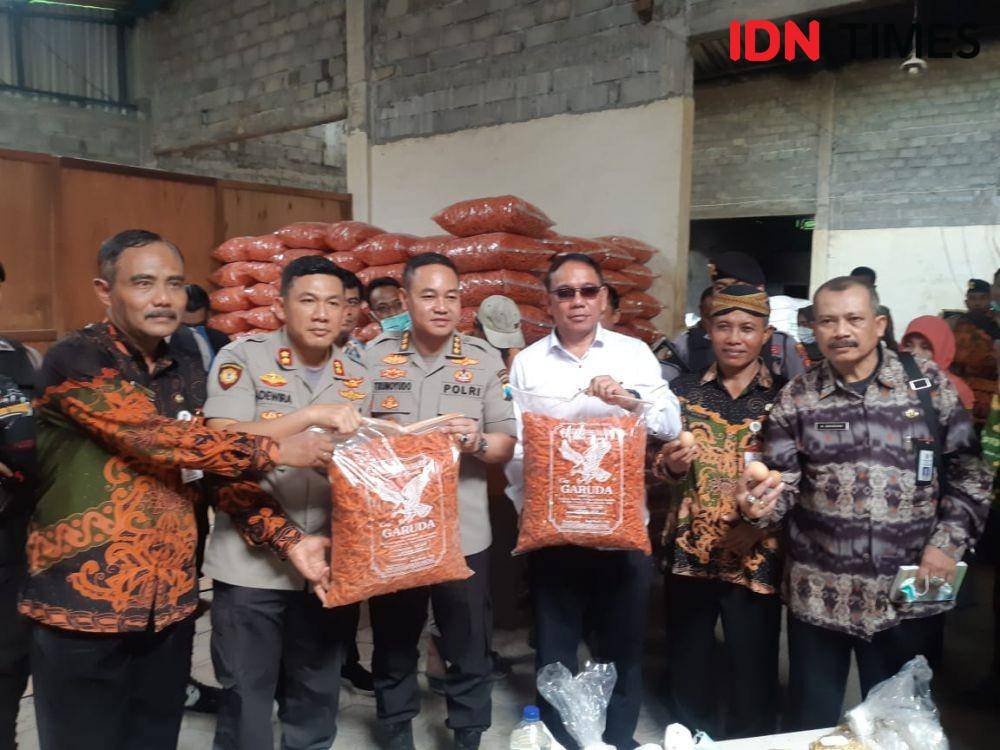 Polisi memperlihatkan camilan merek Garuda yang menggunakan bahan baku telur busuk. IDN Times/Ardiansyah Fajar