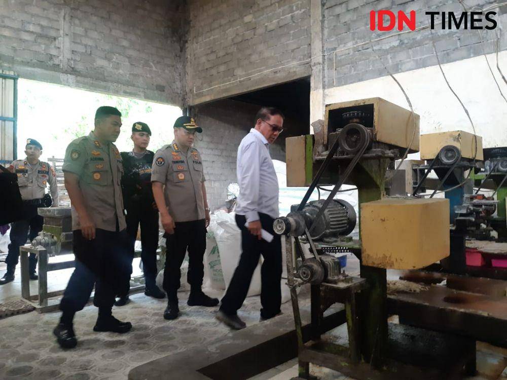 Dirreskrimum Polda Jatim Kombes Pol R. Pitra Andrias Ratulangie (kanan) saat meninjau rumah produksi camilan berbahan baku telur busuk di Lumajang, Selasa (7/1). IDN Times/Ardiansyah Fajar