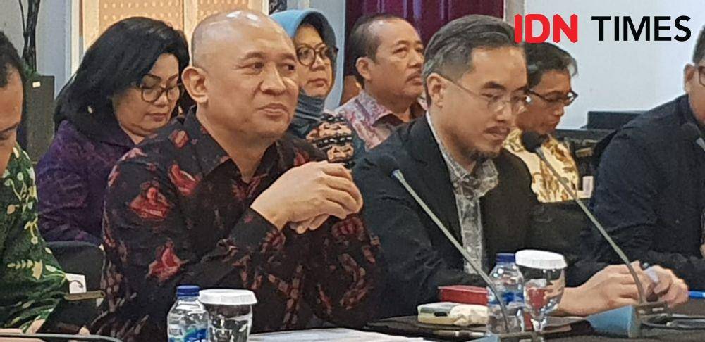 Menteri Koperasi dan UKM Teten Masduki dan Direktur Utama SMESCO Leonard Theosabrata, Jakarta, 8 Januari 2020 (IDN Times/Uni Lubis)