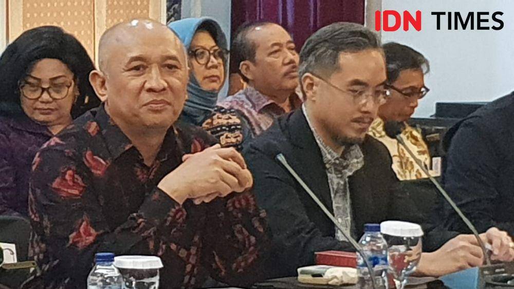 Menteri Koperasi dan UKM Teten Masduki dan Direktur Utama SMESCO Leonard Theosabrata, Jakarta, 8 Januari 2020 (IDN Times/Uni Lubis)