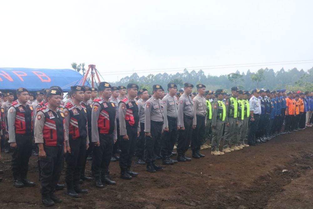 Pasukan gabungan melakukan apel siaga bencana. IDN Times/ Alfi Ramadana