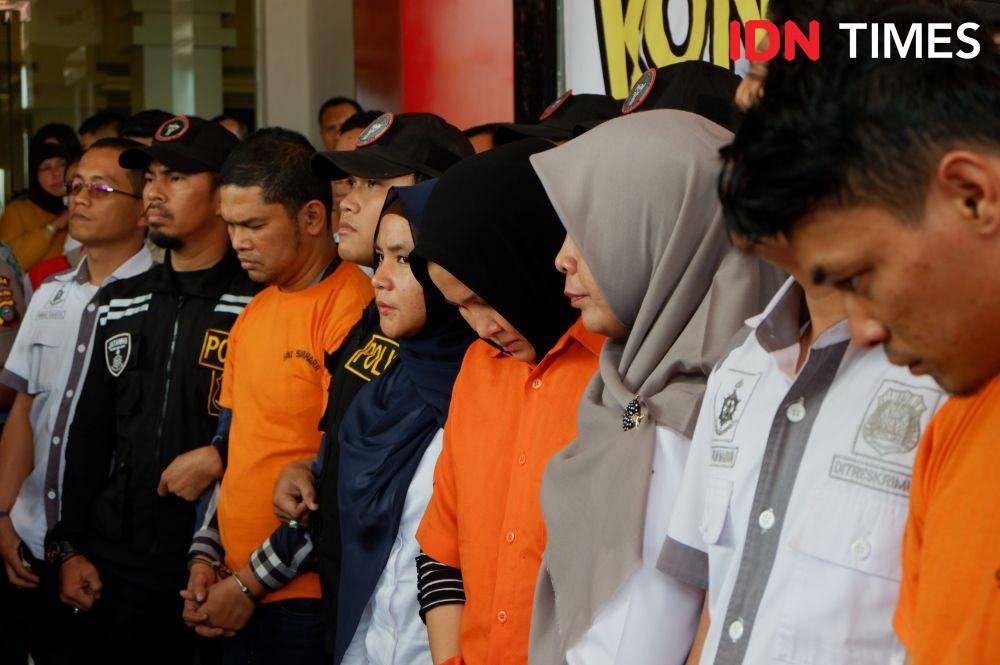 Istri Jamaluddin Zuraida Hanum alias ZH (Berjilbab hitam dan berbaju tahanan) terus menunduk saat ditampilkan di Mapolda Sumut, Rabu (8/1). ZH menjadi otak pelaku pembunuhan Hakim Pengadilan Negeri Medan itu (IDN Times/Prayugo Utomo)