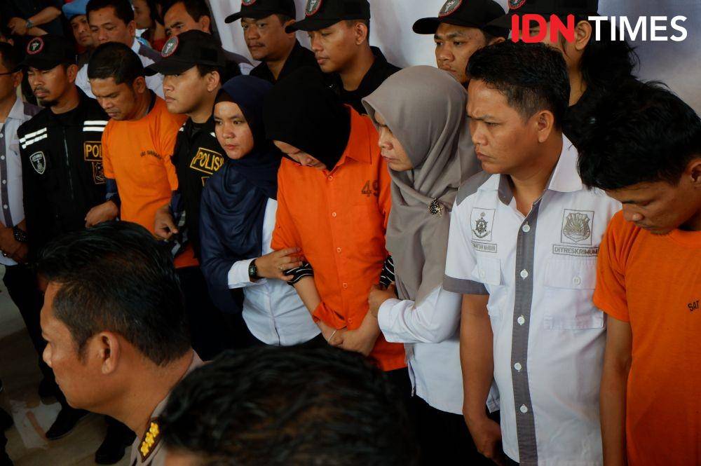 Istri Jamaluddin Zuraida Hanum alias ZH (Berjilbab hitam dan berbaju tahanan) terus menunduk saat ditampilkan di Mapolda Sumut, Rabu (8/1). ZH menjadi otak pelaku pembunuhan Hakim Pengadilan Negeri Medan itu (IDN Times/Prayugo Utomo)