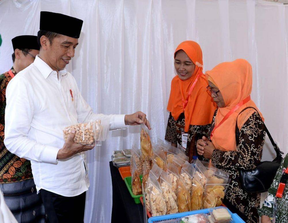 Presiden Joko Widodo (kiri) saat meresmikan 2 Bank Wakaf Mikro di Kendal, Jawa Tengah. Twitter.com/jokowi