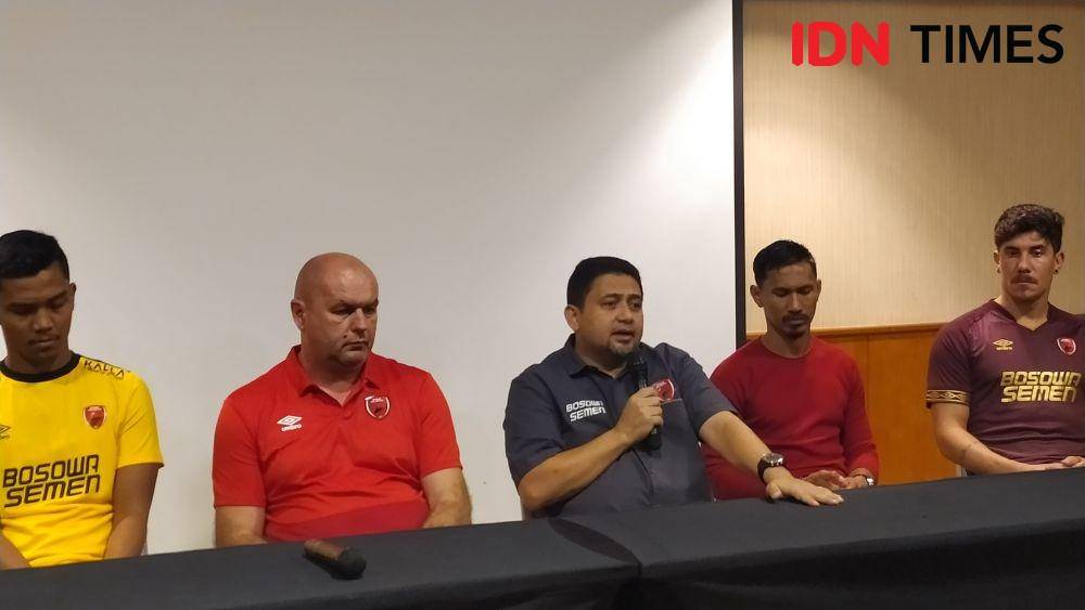 CEO PSM Makassar Munafri Arifuddin dan pelatih kepala Bojan Hodak didampingi sejumlah pemain / Sahrul Ramadan