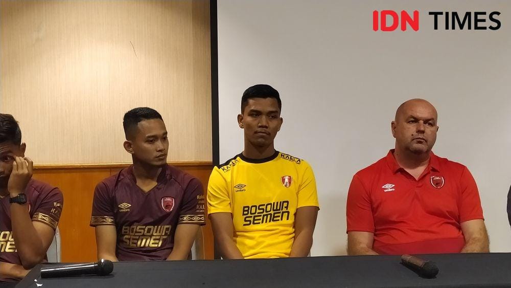 Miswar Saputra (tengah) dalam ekspos pemain anyar PSM Makassar / Sahrul Ramadan