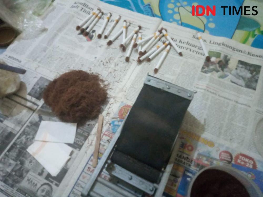 Alat sederhana untuk membuat rokok lintingan (tingwe). IDN Times/Daruwaskita