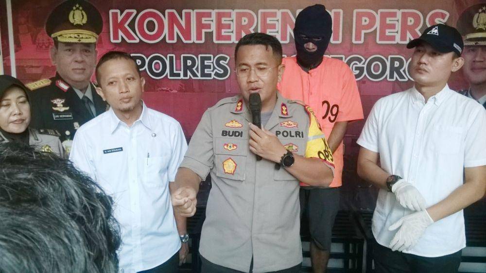 Kapolres Bojonegoro AKBP Budi Hendrawan saat merilis pelaku penipuan. IDN Times/Istimewa