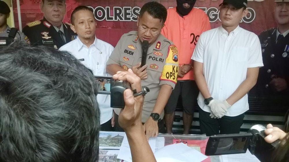 Kapolres Bojonegoro AKBP Budi Hendrawan saat menyampaikan kasus penipuan kepada puluhan awak media. IDN Times/Istimewa