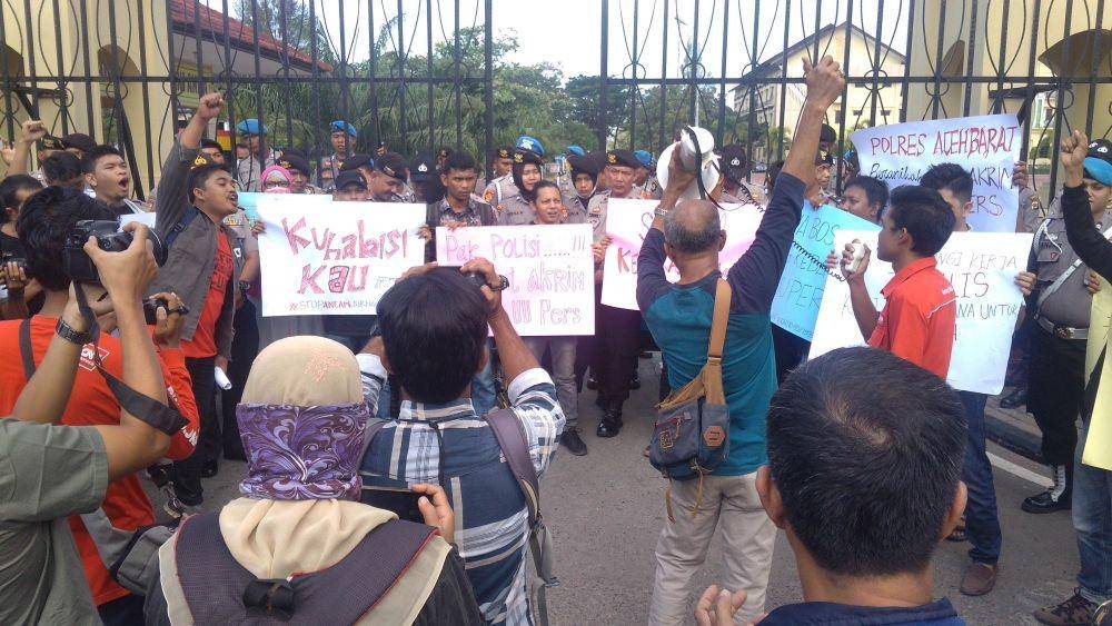 Jurnalis di Aceh gelar aksi damai di Polda Aceh (IDN Times/Saifullah)