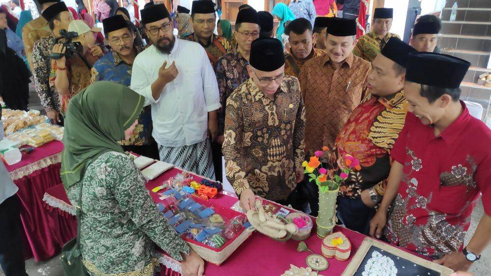 Ketua Dewan Komisioner OJK, Wimboh Santoso (tengah) saat peresmian Bank Wakaf Mikro OJK di Rembang, Jawa Tengah, Kamis (9/1). Dok. OJK Regional 3 Jawa Tengah dan DIY